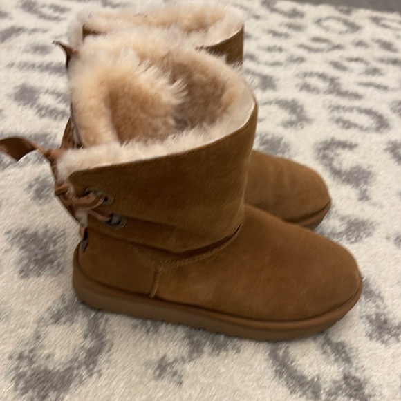 Like new lace up, UGGs can change out laces hard to find sz. 8 - Picture 1 of 6